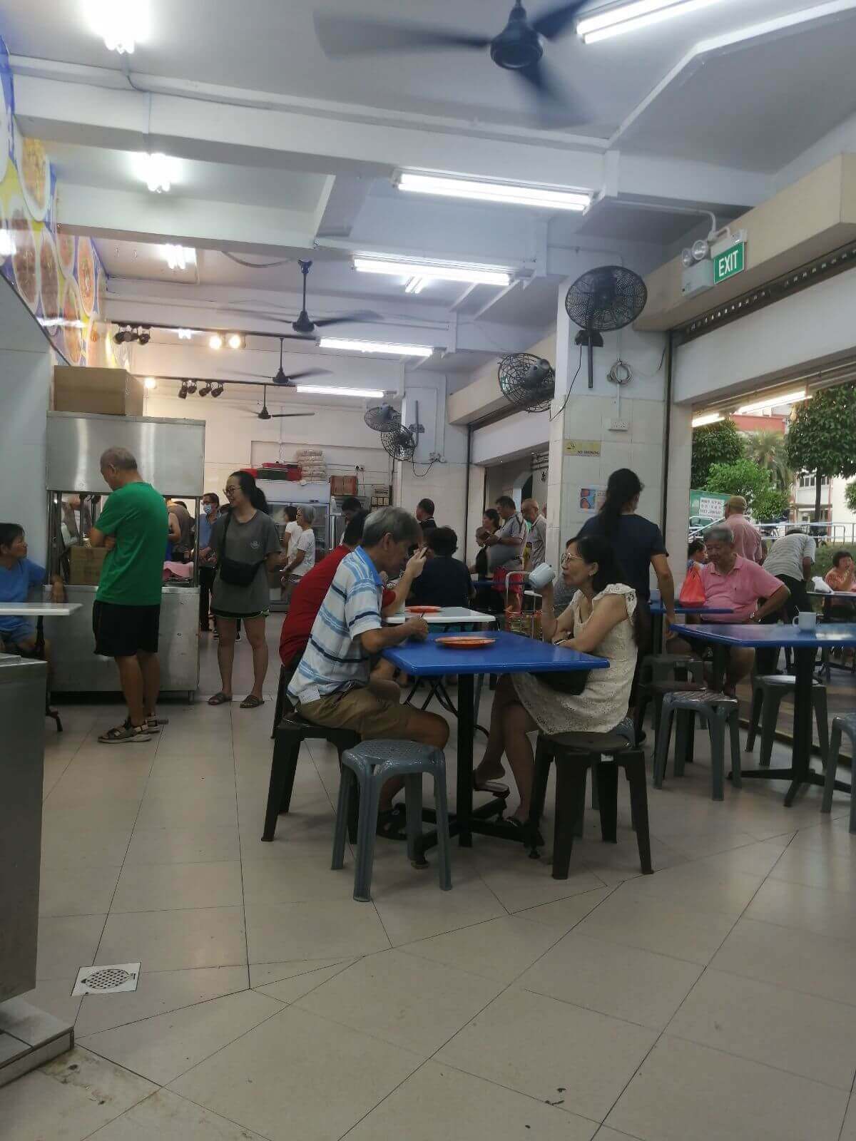 crowded coffee shop