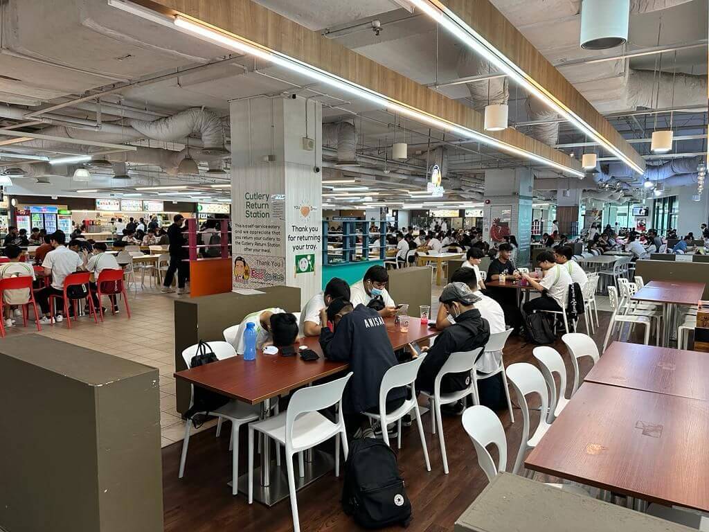 Chua Chu Kang Crowded huge Aircon Food court all public access | Stall.sg