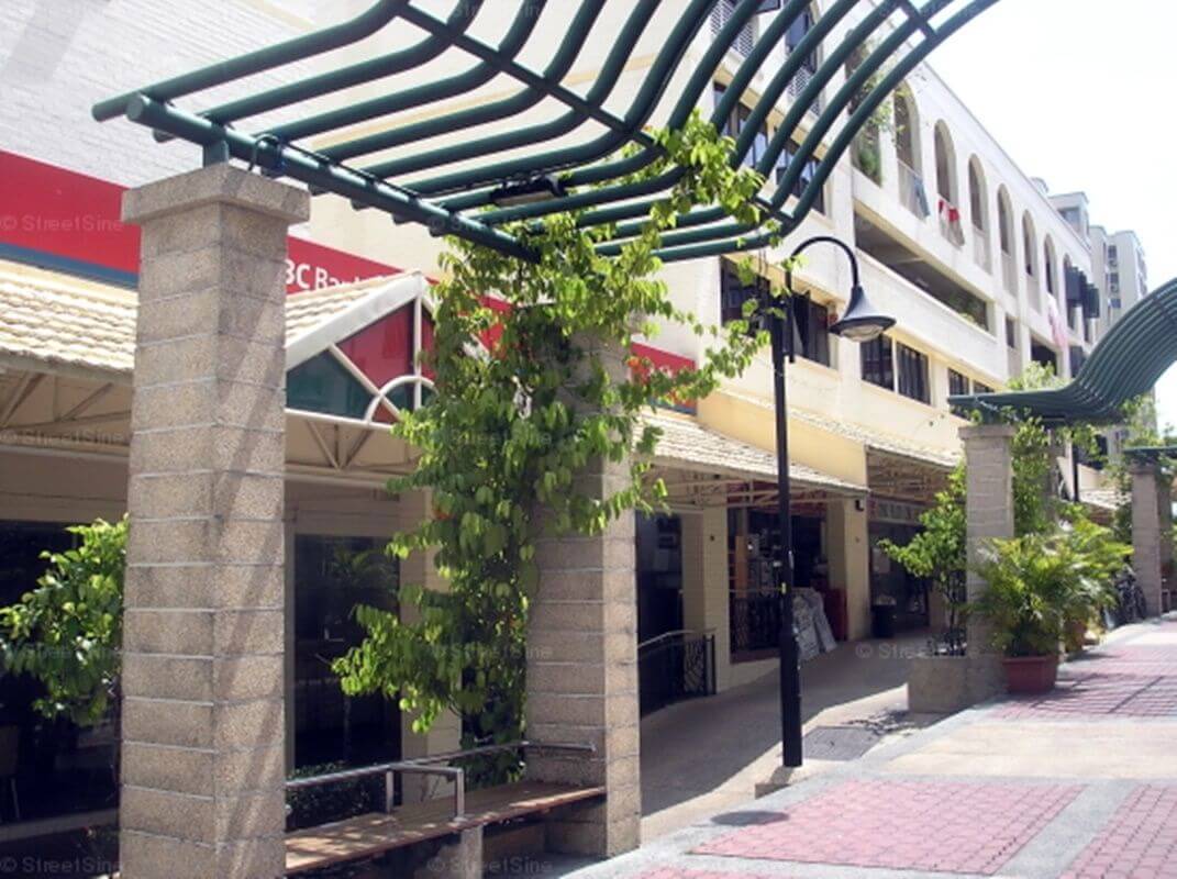 Very big and crowded food court has big stalls for rent . Ideal for seafood , mala hotpot .