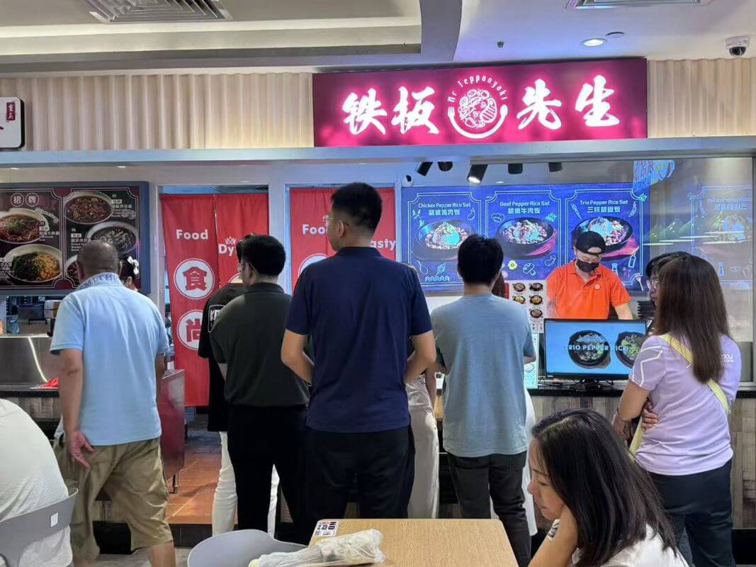 转让正常经营的冷气食阁档口 For transfer: A fully operating air-conditioned food court stall, conveniently located near a subway station, surrounded by universities.