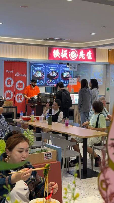 转让正常经营的冷气食阁档口 For transfer: A fully operating air-conditioned food court stall, conveniently located near a subway station, surrounded by universities.